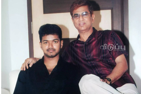 மகனை வளர்த்து விட்டவரை ஒதுக்கிய SACயை காப்பாற்றிய ரஜினி.. பழி எல்லாம் விஜய்க்கு தான் | Kalaignanam Slams Vijay And His Father Sac