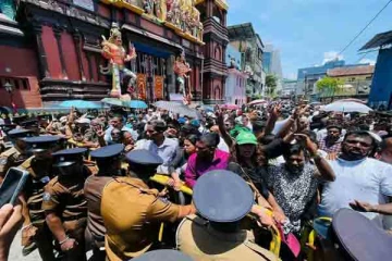 கடும் பதற்றத்தில் தென்னிலங்கை ; நீதிமன்றத்துக்கு வெளியே திரண்ட ரணில் ஆதரவாளர்கள்