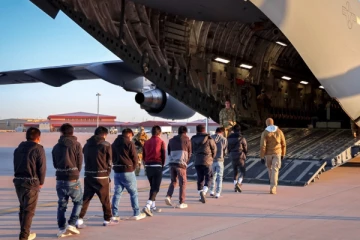 இலங்கையிலிருந்து நாடு கடத்தப்பட்ட இந்தியர்கள்