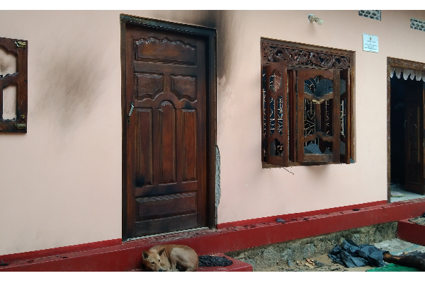 பளையில் வாள்வெட்டு குழு அட்டகாசம் (Photos) | Swordsmanship Board In The Barn