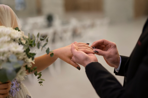 இந்த ஆண்டில் திருமணம் செய்தால் ரூ.12 லட்சம் பரிசு - தொழிலதிபர் அறிவிப்பு | Billionaire Gift 12 Lakhs For Employees Marriage