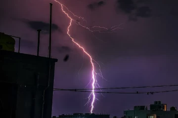 බිහිසුණු අනතුරක් - පුද්ගලයන් දෙදෙනෙකු අකුණු සැර වැදී ජීවිතක්ෂයට