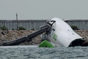 ஓடுபாதையில் இருந்து விலகி கடலில் இறங்கிய சரக்கு விமானம்