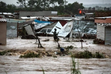 தென்னாப்பிரிக்காவின் பல்வேறு மாகாணங்களில் கன மழையால் பாதிப்பு - செய்திகளின் தொகுப்பு