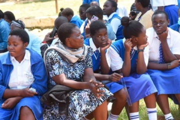 பள்ளியில் திடீரென 100 மாணவிகளுக்கு கால்கள் செயலிழப்பு: மருத்துவமனைக்கு தூக்கி கொண்டு ஓடிய சக மாணவிகள்