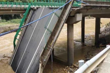 11 දෙනෙකුට දිවි අහිමි කරමින් පාලමක් කඩා වැටේ..