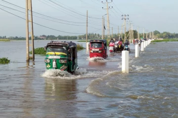 வெள்ள நீர் பரவலால் நீரில் மூழ்கிய கிட்டங்கி வீதி (Video)
