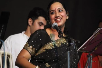 போர்வையை விலக்கி புகைப்படம் எடுத்த நபர்- கொதிப்பில் பேசிய பாடகி கல்பானா