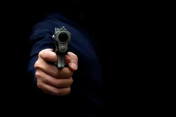 விடுதலைப்புலிகளின் தலைவர் ஒருவரின் துப்பாக்கியுடன் முன்னாள் இராணுவ அதிகாரி கைது