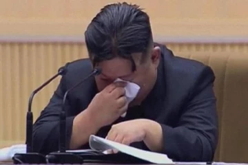 மேடையில் கண்ணீர் விட்டு அழுத வடகொரியா அதிபர் கிம் ஜாங் உன்!