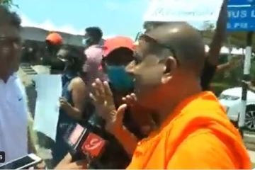 போராட்டத்தில் கலந்து கொள்ள முயற்சித்த பௌத்த தேரரரை ஆத்திரமடைந்து விரட்டிய பொதுமக்கள் (Video)