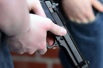 நீதிமன்றத்தில் தனது மகளை சுட்டுக்கொன்ற தந்தை! பரபரப்பு சம்பவம்