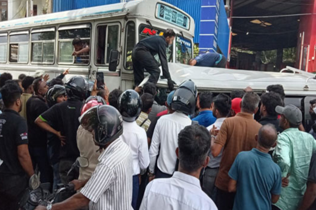 பாடசாலை மாணவர்களை ஏற்றிச் சென்ற வாகனம் விபத்து! | Vehicle Carrying School Students Crashes