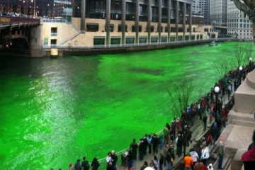 திடீரென பச்சை நிறமாக மாறிய ஆறு! அமெரிக்காவில் அதிசயம்
