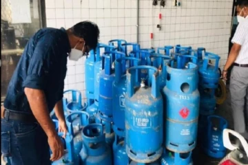 பெருமளவு எரிவாயு சிலிண்டர்களை மறைத்து வைத்திருந்த பேக்கரி உரிமையாளர் கைது