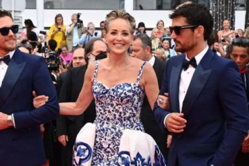 விருது விழாவில் கழண்டு விழுந்த ஆடை! சங்கடத்தில் பிரபல நடிகை..