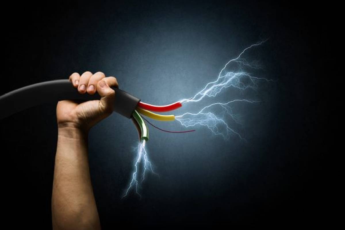 மின்சாரம் தாக்கி நபர் ஒருவர் பலி | One Person Died Due To Electrocution