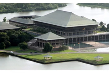 පාර්ලිමේන්තුවට ගේන සුපිරි කෑම හොර පාරෙන් ගෙවල්වලට අරන් ගිහින්! පෙළක් එවුන් සාක්කුවල දාගෙනත් ගිහින්ලු!