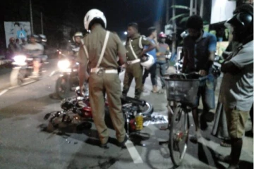 யாழில் முச்சக்கரவண்டி - மோட்டார் சைக்கிள் நேருக்கு நேர் மோதி விபத்து!(Photos)