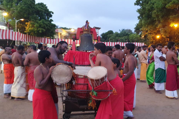 தேரேறி அருட்காட்சி அளித்த அழகன் நல்லூரான் ; கடலென குவிந்த அடியவர்கள் (LIVE) | Nallur Lord Chariot Gave Grace Vision