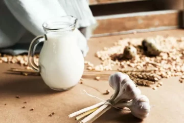 சளி, மலச்சிக்கலுக்கு தீர்வு தரும் பூண்டு பால்! ஆனால் இவர்கள் மட்டும் எச்சரிக்கையாக எடுக்க வேண்டுமாம்