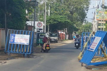 யாழில் போராட்டத்திற்காக கொண்டுவரப்பட்ட வீதித்தடைகள் அகற்றப்படாமையால் மக்கள் சிரமம்