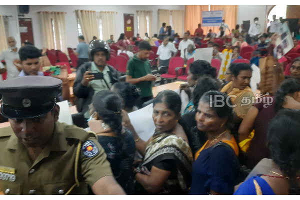 நடமாடும் சேவையை குழப்பியதாக கஜேந்திரன் மீது குற்றச்சாட்டு | Gajendran Disrup Mobile Service Jaffna நடமாடும் சேவையை குழப்பியதாக கஜேந்திரன் மீது குற்றச்சாட்டு | Gajendran Disrup Mobile Service Jaffna