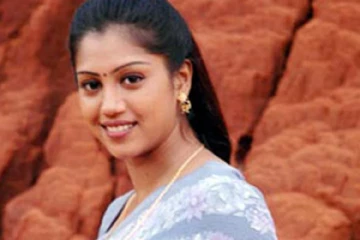 கணவர் அடித்து துன்புறுத்துவதாக பிரபல நடிகை போலீசில் புகார்!