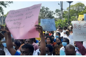 யாழ். மாவட்ட செயலகத்தின் தன்னிச்சையான செயற்பாடுகளை கண்டித்து போராட்டம் முன்னெடுப்பு(Photos)