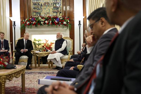 அடுத்த 5 வருடங்களில் 100 பில்லியன் டொலருக்கான வர்த்தக வளர்ச்சி: இந்தியாவும் ரஷ்யாவும் தீவிரம் | Putin And Modi Discuss Trade