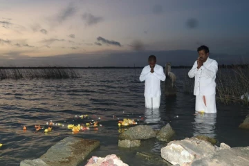 நந்திக்கடலில் மலர்தூவி அஞ்சலி செலுத்திய ரவிகரன் (Photos)