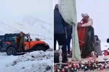 கடும் குளிரில் திருமணம்; காதலியின் ஆசையை நிறைவேறிய காதலன் - புது couplegoal!