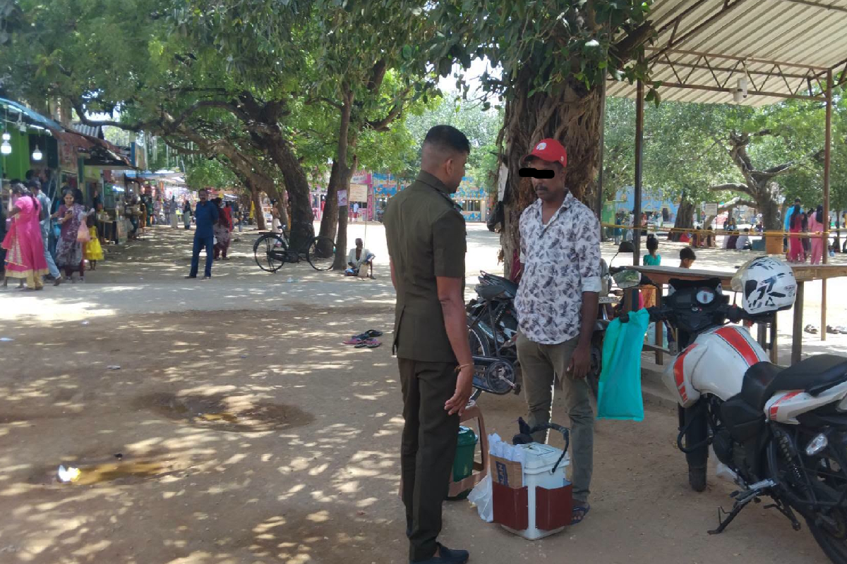 சந்நிதியான் ஆலய சூழலில் சுகாதார பரிசோதகர்கள் அதிரடி; அகற்றப்பட்ட வியாபாரி! | Vendor Removed From The Sannithiyan Temple சந்நிதியான் ஆலய சூழலில் சுகாதார பரிசோதகர்கள் அதிரடி; அகற்றப்பட்ட வியாபாரி! | Vendor Removed From The Sannithiyan Temple