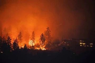 கொழுந்துவிட்டெரியும் கனேடிய மாகாணம்... ட்ரோன்கள் பறக்கவிடும் சுற்றுலா பயணிகளுக்கு கடும் எச்சரிக்கை