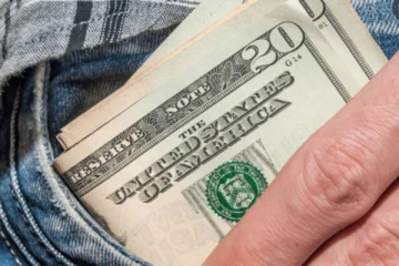 பெரும் தொகையுடன் வந்த பெண் மீது மோதி குளிர்பானத்தை கொட்டிய இளம்பெண்... பின்னர் தெரியவந்த திடுக்கிட வைக்கும் தகவல்