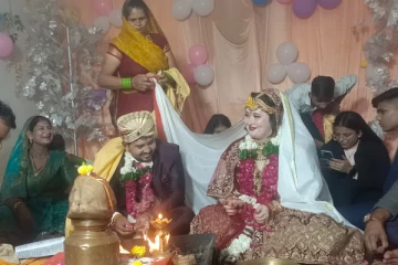 பிரித்தானிய பெண்ணிற்கும் இந்திய இளைஞருக்கும் காதல்! சிவன் கோவிலில் நடைபெற்ற திருமண புகைப்படங்கள்