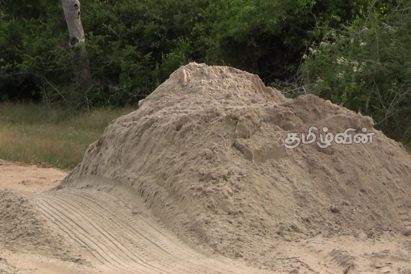 பொலிஸாரின் உதவியில் சட்டவிரோத மணல் அகழ்வு: எழுந்துள்ள குற்றச்சாட்டு | Illegal Sand Mining Allegations Of Public Bodies பொலிஸாரின் உதவியில் சட்டவிரோத மணல் அகழ்வு: எழுந்துள்ள குற்றச்சாட்டு | Illegal Sand Mining Allegations Of Public Bodies