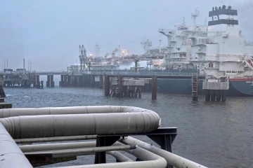 முதல் மிதக்கும் எரிவாயு முனையத்தை திறந்த ஜெர்மனி!