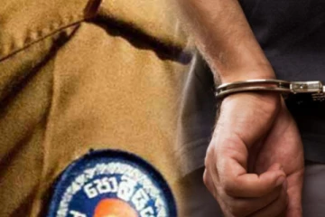 போலி பொலிஸ் சீருடைகளுடன் இருவர் கைது