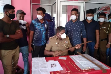 யாழில் நள்ளிரவில் வீடுகளில் புகுந்து கொள்ளையிடும் கும்பலின் பிரதான சந்தேகநபர் கைது