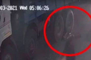 வேண்டுமென்ற லாரி டயரில் தலை வைத்து உயிரிழந்த நபர்! சிசிடிவி காட்சி பார்த்து போலீசார் அதிர்ச்சி!