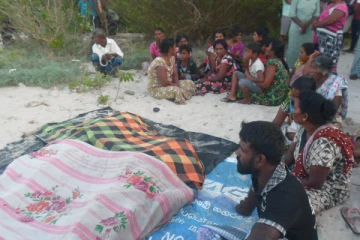 மீன் பிடிக்க சென்ற தந்தையும் மகனும் சடலமாக மீட்பு (Photos)