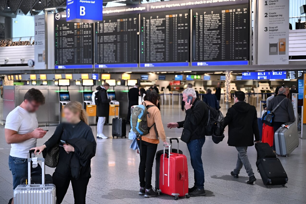 முடங்கும் அபாயத்தில் ஐரோப்பிய விமான சேவைகள்! வெளியாகியுள்ள எச்சரிக்கை | Jet Fuel Shortage Threatens Europe Flight Services