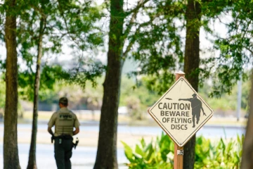 புளோரிடாவில் அதிகாரிகளின் எச்சரிக்கையை அலட்சியம் செய்தவருக்கு நேர்ந்த கதி!