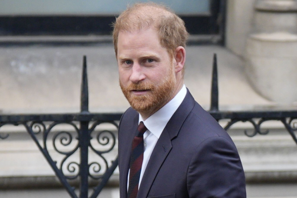 டொனால்ட் ட்ரம்பை கண்டித்துள்ள இளவரசர் ஹாரி! | Harry Honors Nato Troops In Afghanistan