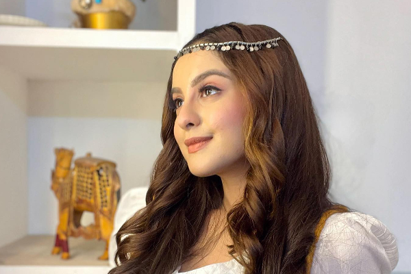 கேரவனில் 20 வயது நடிகை தூக்கிட்டு தற்கொலை! இறுதிச்சடங்கில் மயக்கமான அம்மா | Tunisha Sharma Funeral Mom Faints