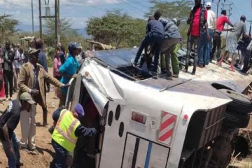 பயணிகள் வாகனம் மீது மோதிய பல்கலைக்கழக பஸ்! 14 பேர் உயிரிழப்பு