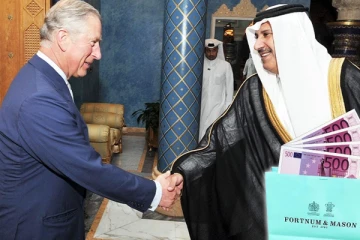 பிரித்தானிய இளவரசர் சார்லசுக்கு பைகளில் திணித்து கொடுக்கப்பட்ட பணம்... உருவாகியுள்ள சர்ச்சை