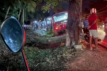 கோர விபத்தில் சிக்கிய வவுனியாவிலிருந்து யாழ்ப்பாணம் சென்ற பேருந்து (Photos)