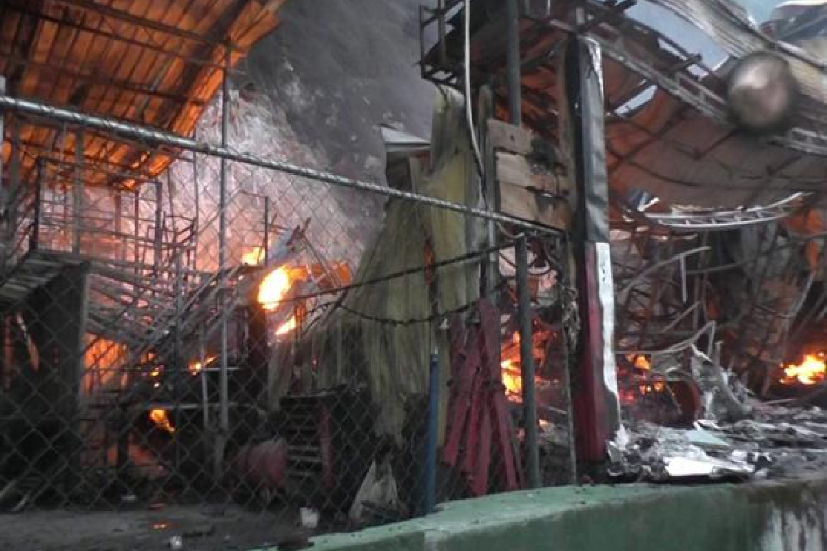 வீட்டுத் தளபாட உற்பத்தி நிலையத்தில் தீ விபத்து ; பல கோடி நட்டம் | Fire Breaks Out At Furniture Manufacturing Factory